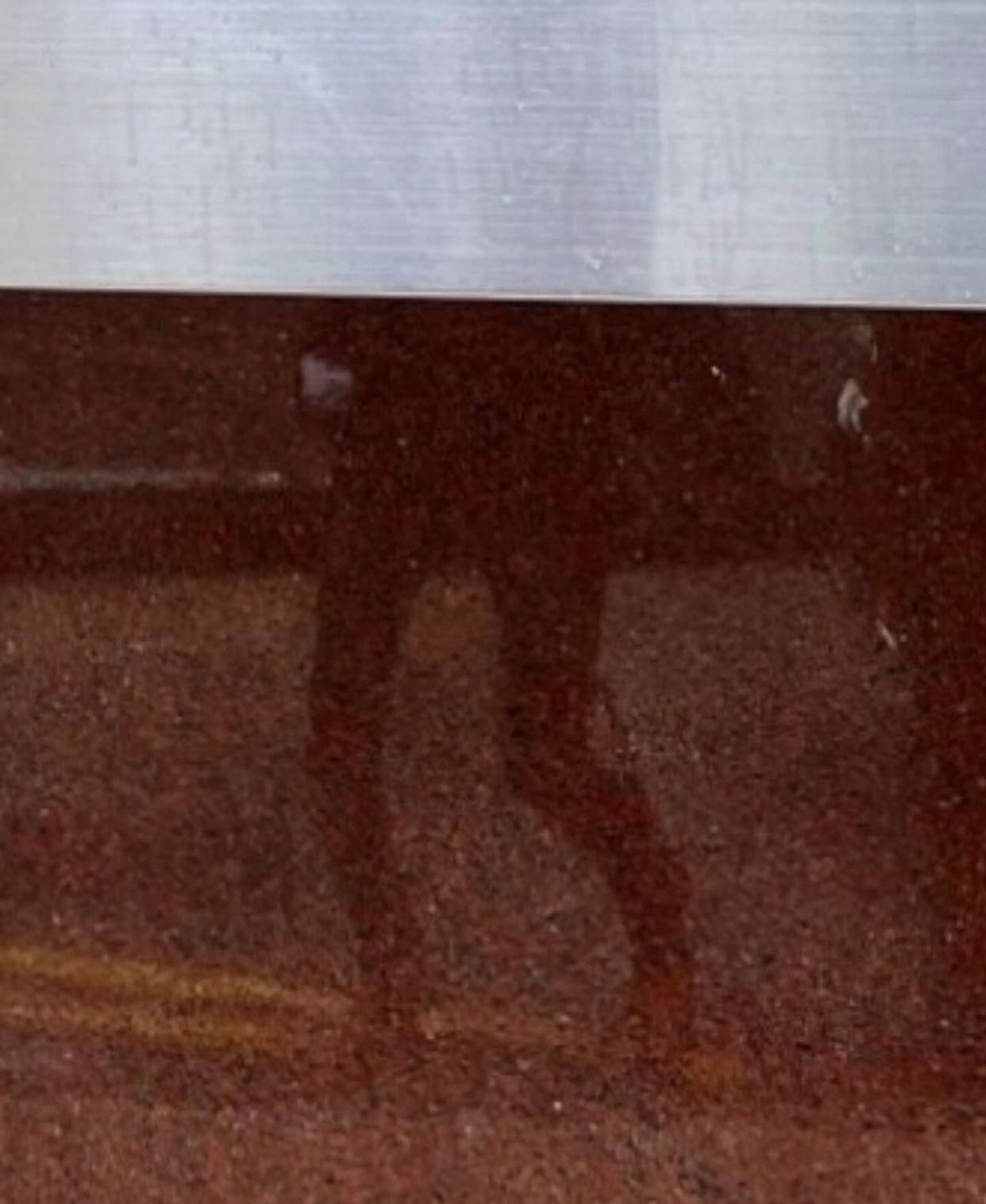 心美出賣靜香,close up牆身倒影見到媽咪為她拍照時的肉緊甫士。