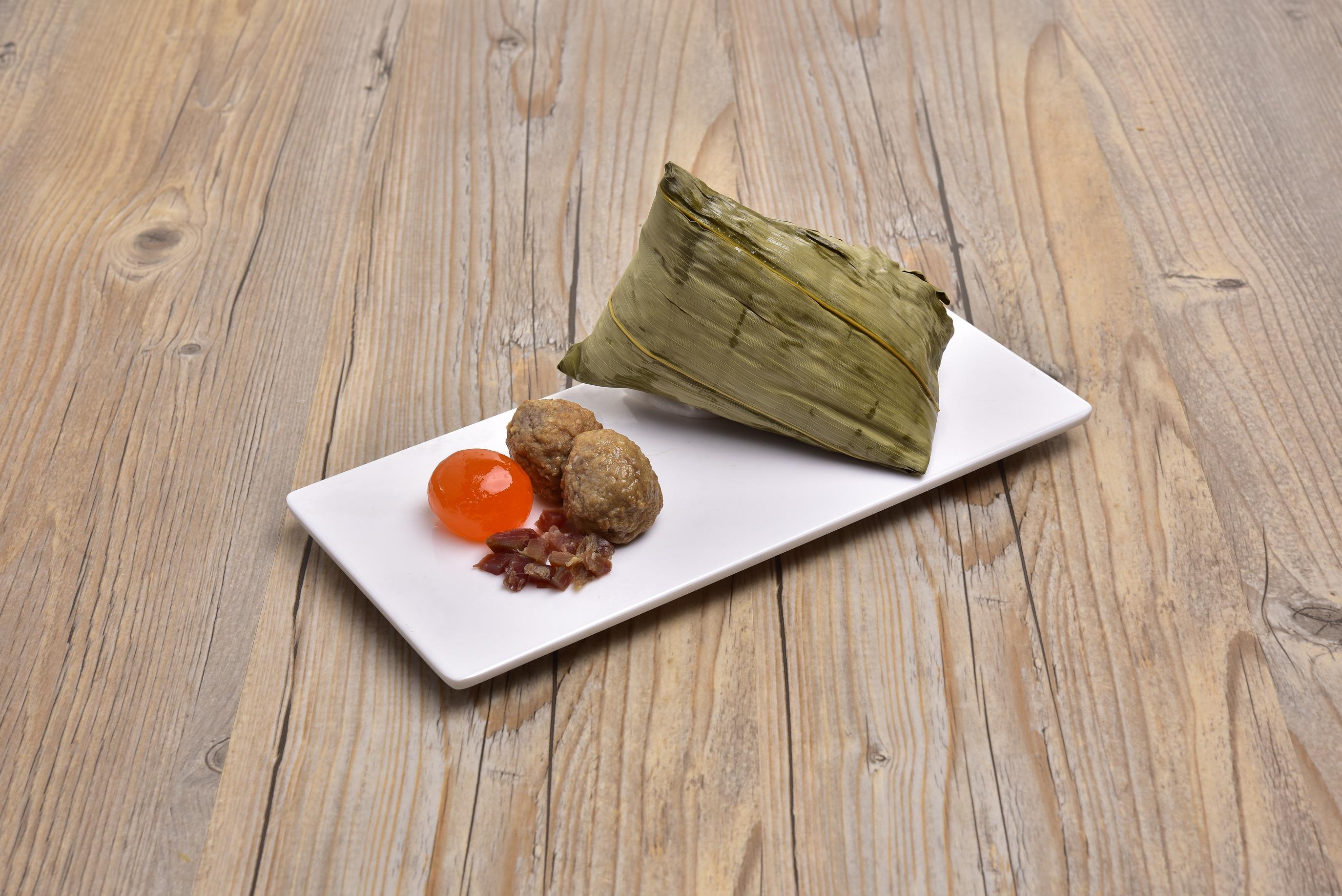 急凍肉丸松露金腿原隻蛋黃粽 $33