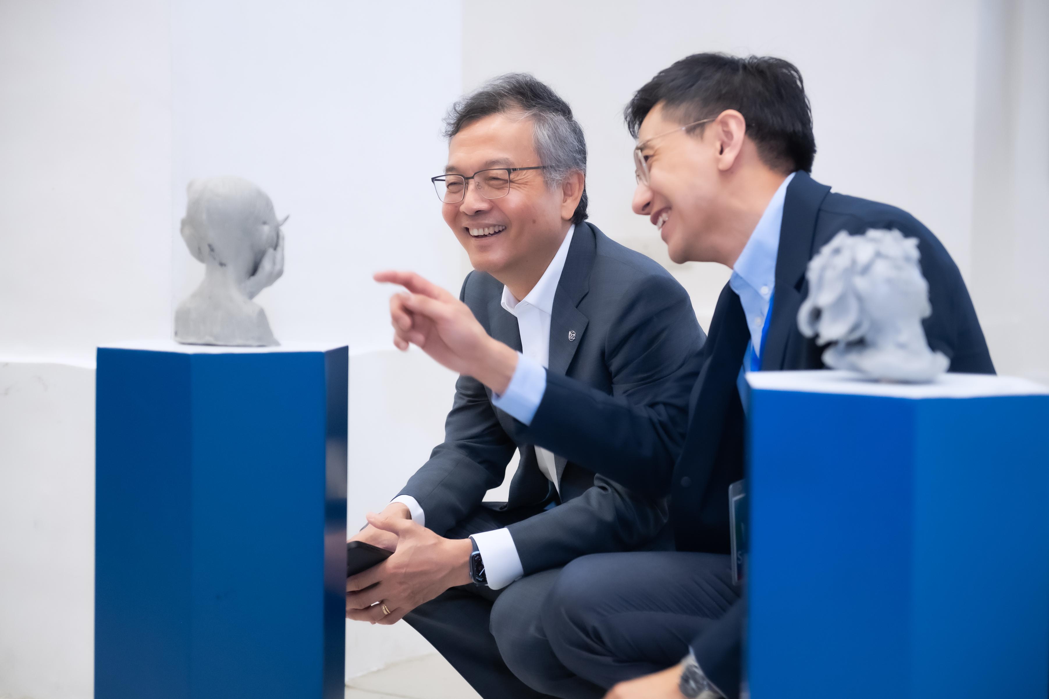 林正財醫生(左)與突破機構副總幹事林偉漢(右)一同參觀展覽,了解當下青年的面貌概況。