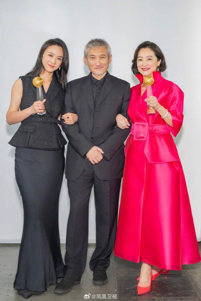 徐克與林青霞及湯唯在後台合照。