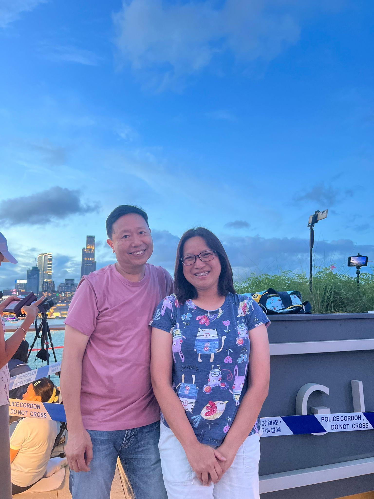 沈先生及梁小姐專程來到灣仔觀看無人機及海上煙火表演。 (李景玉攝)