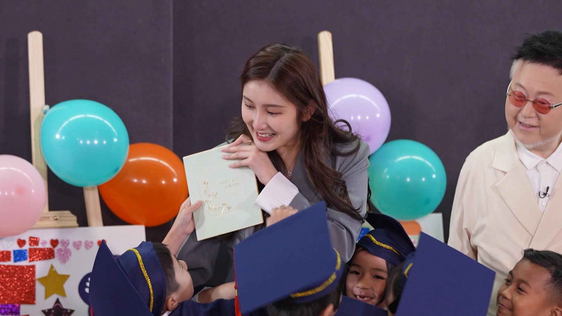 沈殷怡驚喜收心意卡感動落淚。