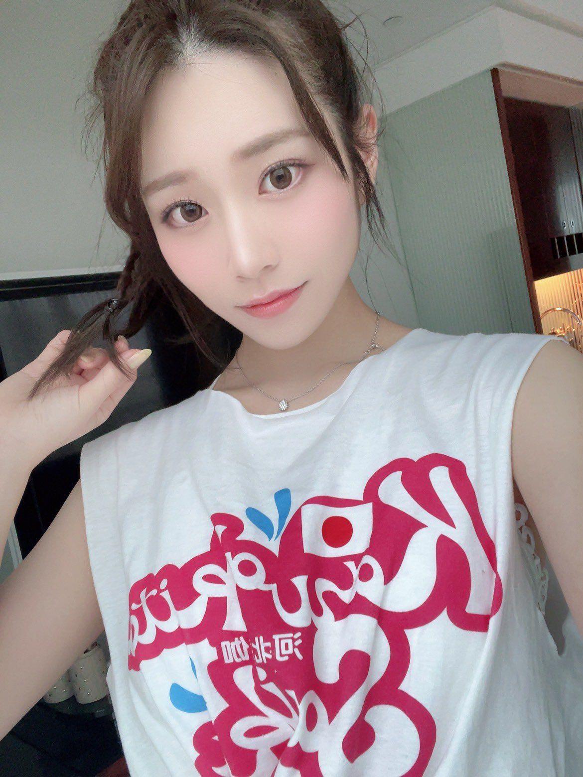 河北換上印有自己大名的白色上衣出動參與WATERBOMB。