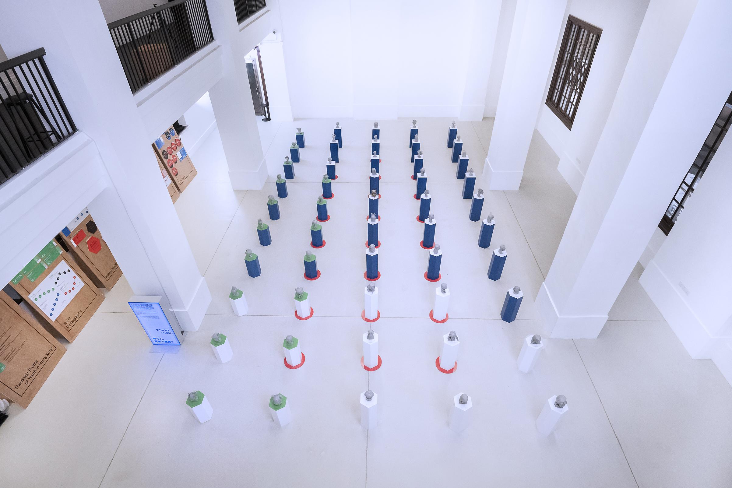 萬樂人:期待大家看到青少年的面貌 突破機構總幹事萬樂人表示,藉著今次 『突破』50周年《在這裏 為彼此 #HereWeAre》系列活動,期待大家看到的是當下青少年的面貌,當中有掙扎、有創意,有理想;是真實的、是立體的,是「雕刻生命」(Sculpting a life)。 精神健康諮詢委員會主席林正財在參觀展覽後指:「精神健康是整體健康不可或缺的一部份。在當今社會,青年面臨各種壓力和挑戰,他們需要的不單是物質上的滿足,亦有自我實現的需求。建立一個更加包容和理解的社會環境,其實亦對他們的發展非常重要。」