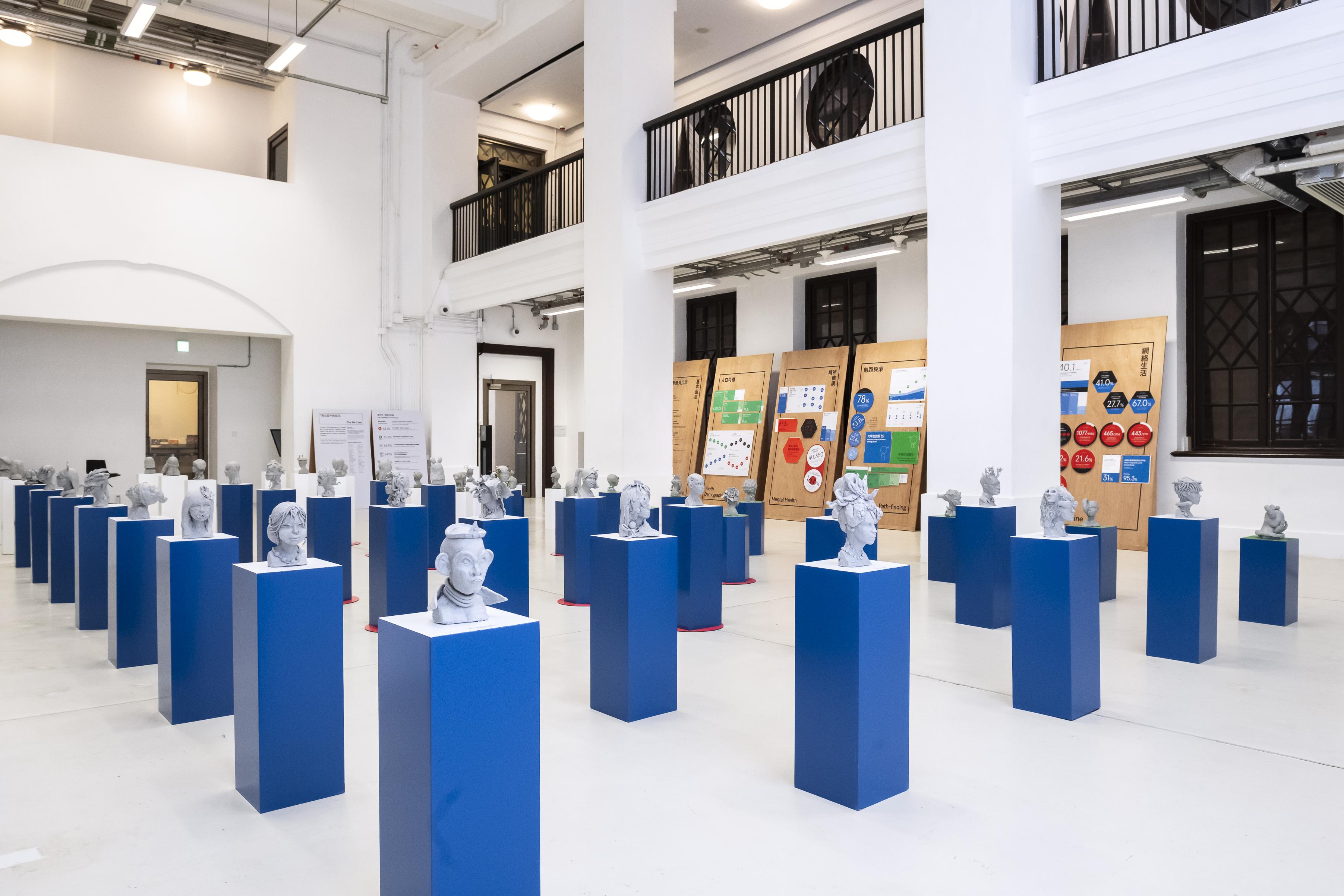 萬樂人:期待大家看到青少年的面貌 突破機構總幹事萬樂人表示,藉著今次 『突破』50周年《在這裏 為彼此 #HereWeAre》系列活動,期待大家看到的是當下青少年的面貌,當中有掙扎、有創意,有理想;是真實的、是立體的,是「雕刻生命」(Sculpting a life)。 精神健康諮詢委員會主席林正財在參觀展覽後指:「精神健康是整體健康不可或缺的一部份。在當今社會,青年面臨各種壓力和挑戰,他們需要的不單是物質上的滿足,亦有自我實現的需求。建立一個更加包容和理解的社會環境,其實亦對他們的發展非常重要。」