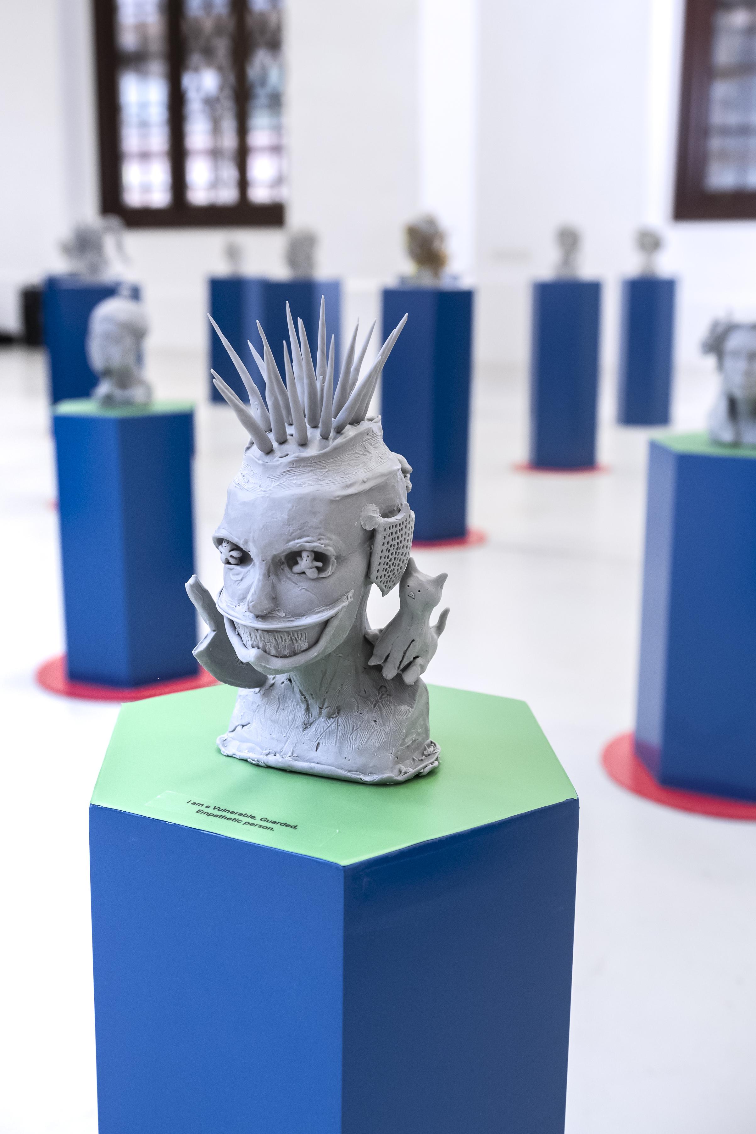 萬樂人:期待大家看到青少年的面貌 突破機構總幹事萬樂人表示,藉著今次 『突破』50周年《在這裏 為彼此 #HereWeAre》系列活動,期待大家看到的是當下青少年的面貌,當中有掙扎、有創意,有理想;是真實的、是立體的,是「雕刻生命」(Sculpting a life)。 精神健康諮詢委員會主席林正財在參觀展覽後指:「精神健康是整體健康不可或缺的一部份。在當今社會,青年面臨各種壓力和挑戰,他們需要的不單是物質上的滿足,亦有自我實現的需求。建立一個更加包容和理解的社會環境,其實亦對他們的發展非常重要。」