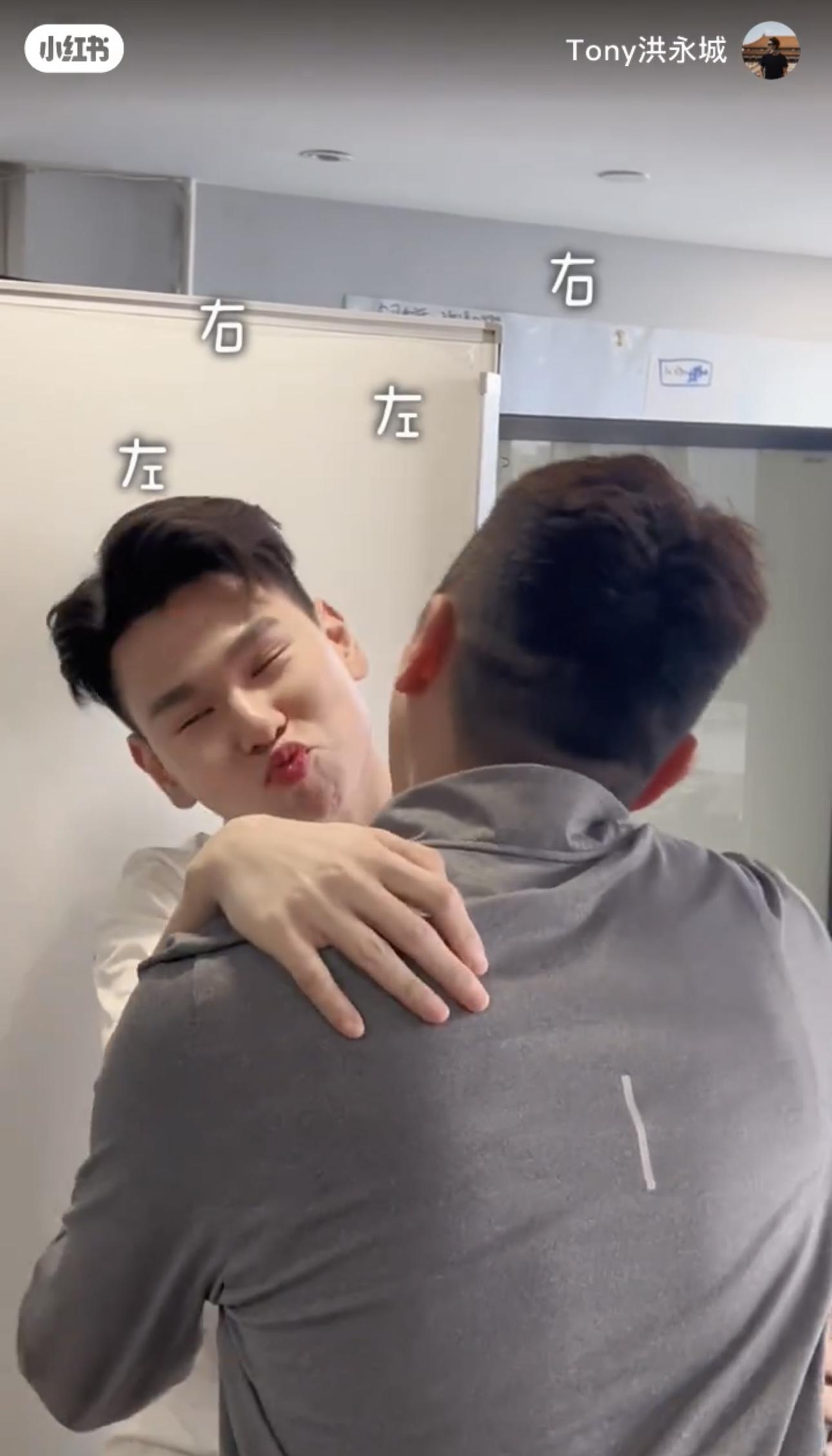 第一招用後腦擋鏡頭。