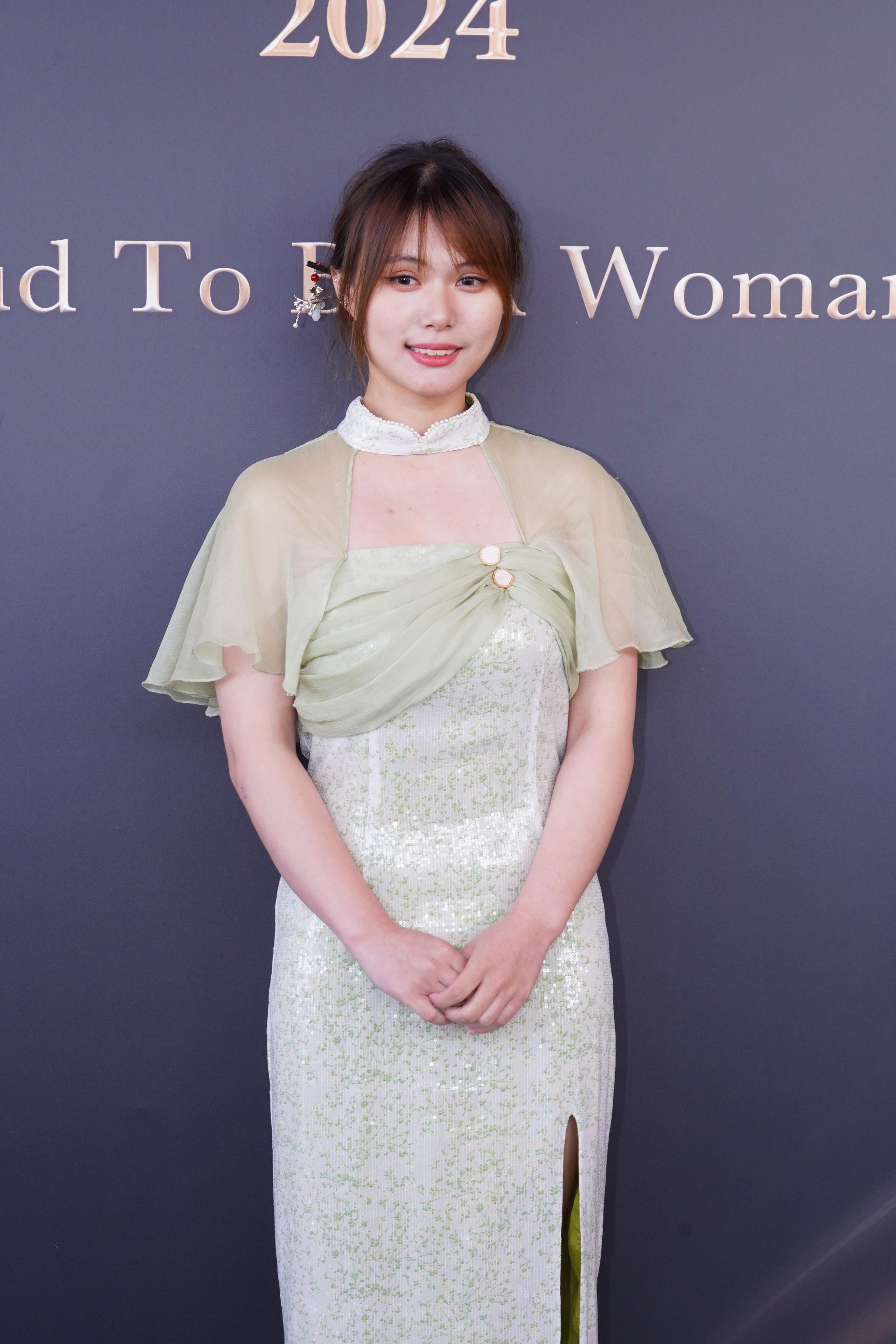 温晴,19歲,香港出世,內地長大,自修DSE。