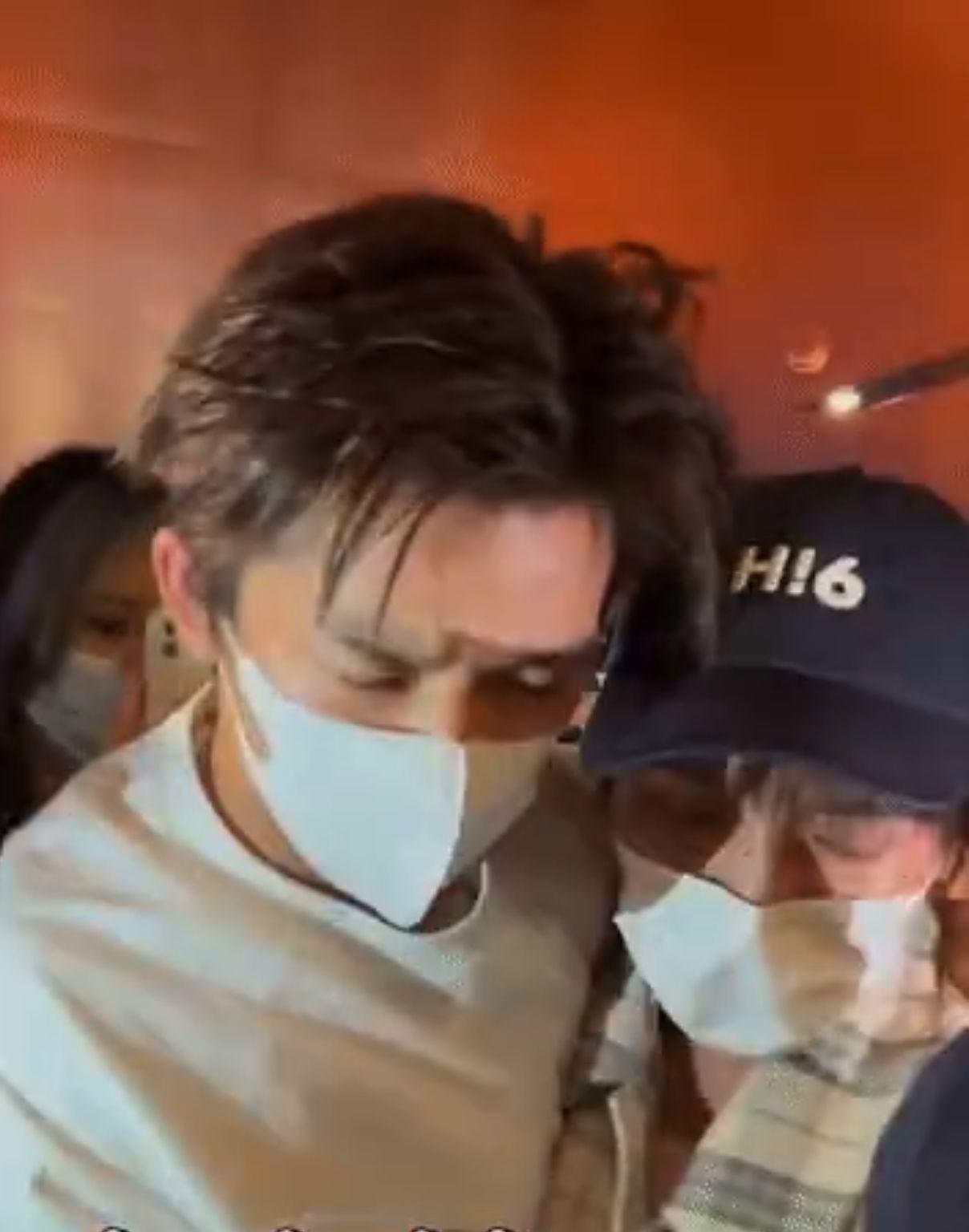 王星越飲到醉醺醺,被現場粉絲拿出手機拍下過程。