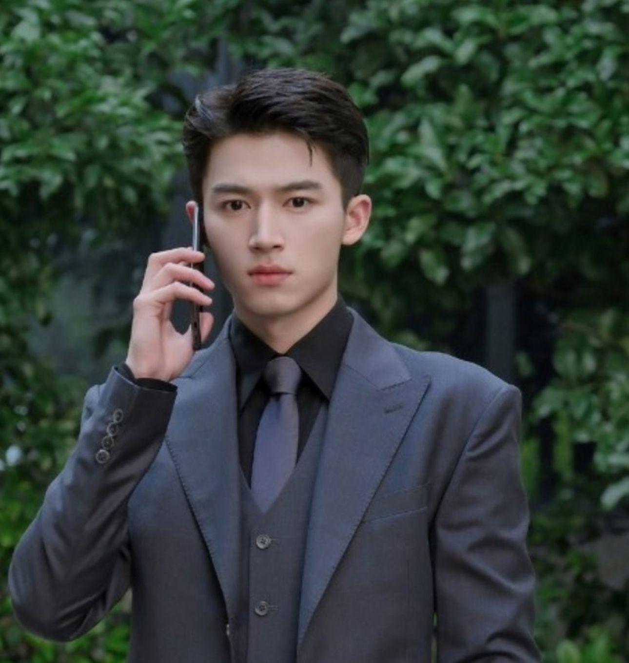 王星越人氣飆升,他的感情生活也備受關注。