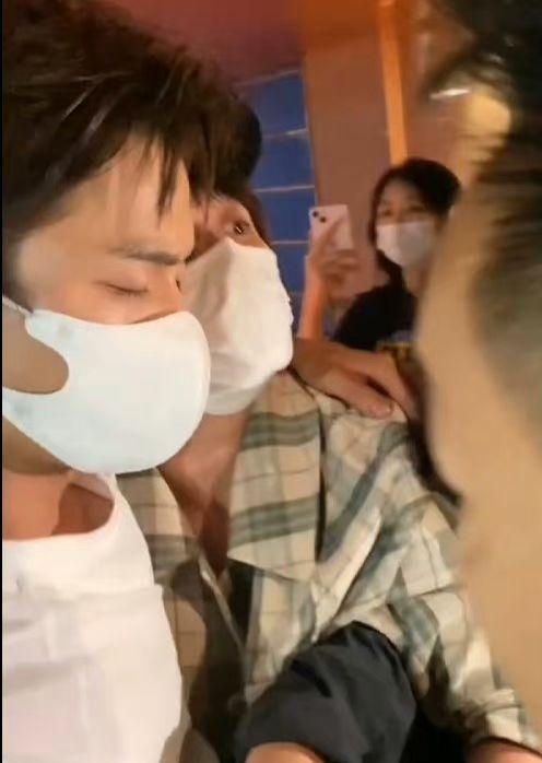 王星越飲到醉醺醺,過程被現場粉絲拍下。