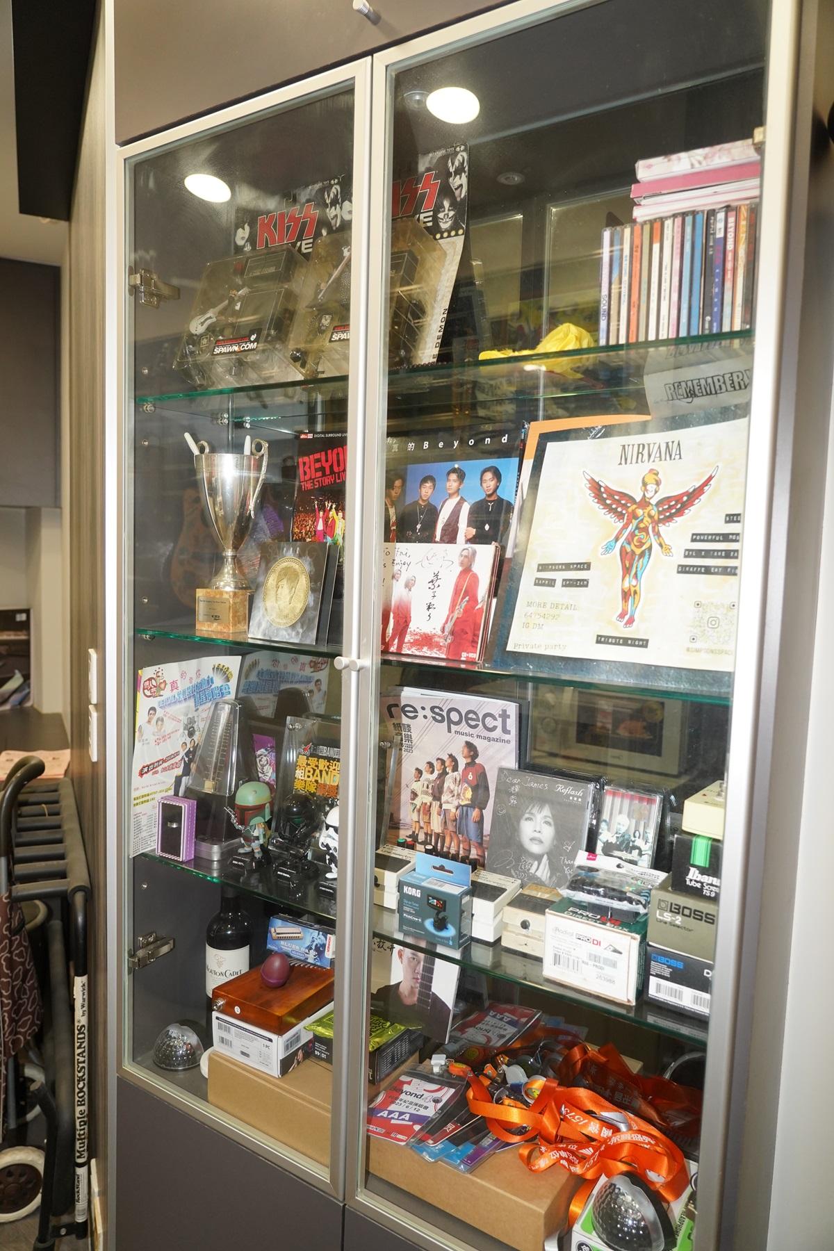 Beyond的專屬Band房「二樓後座」擺放樂隊的獎座。