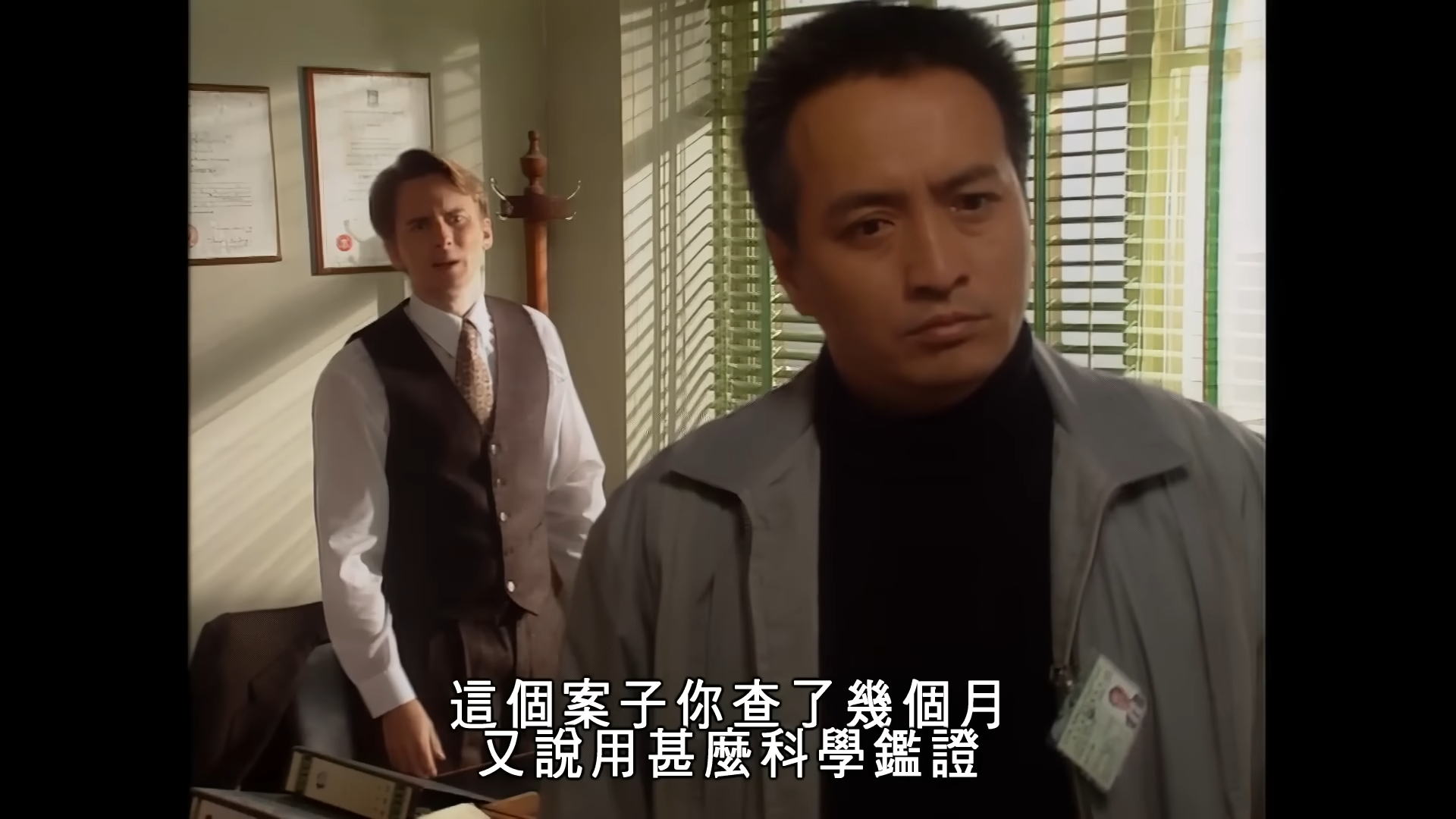 《箱屍奇案》中的探員由黎漢持扮演,河國榮則是其上司。