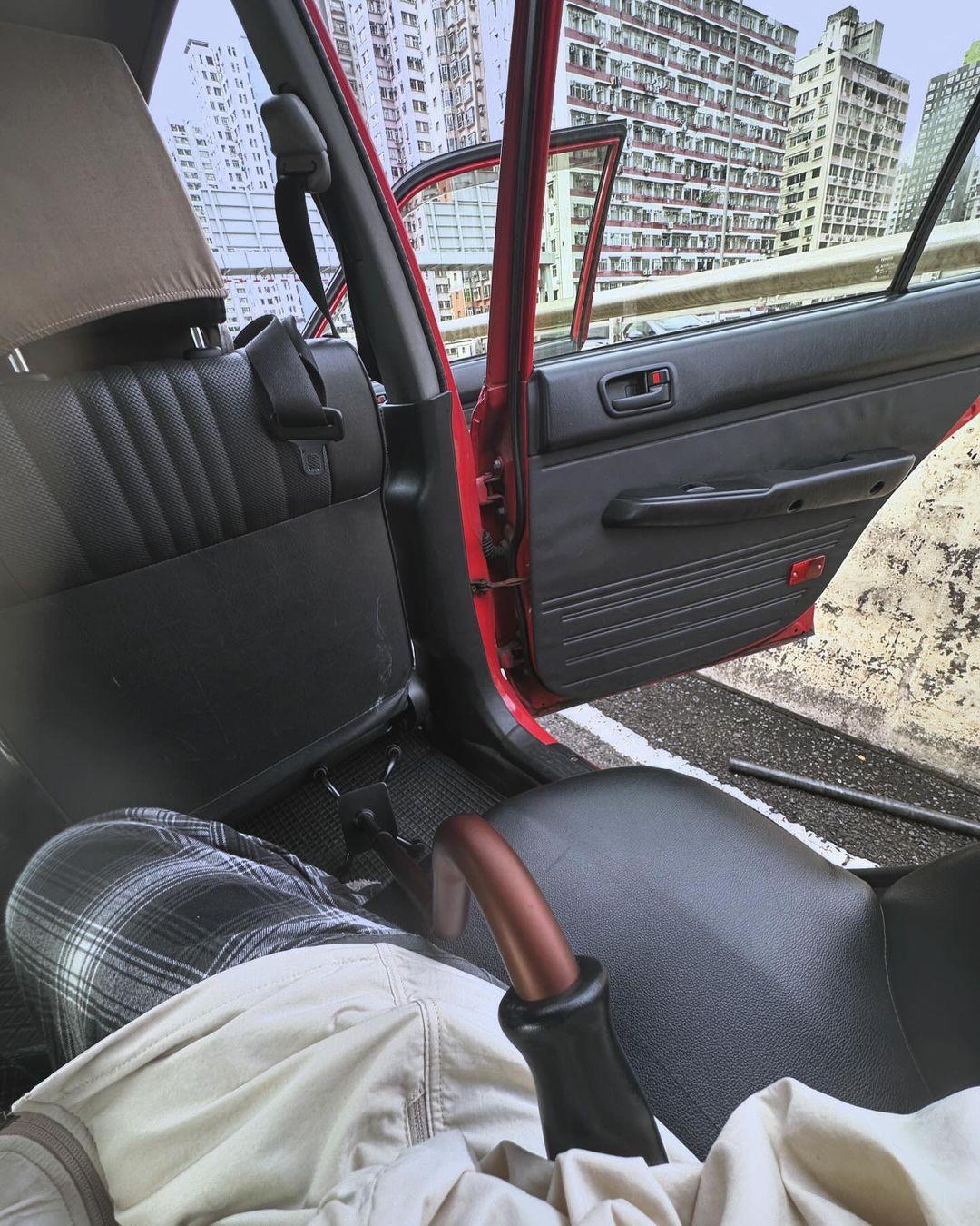 芯駖早前觸及演唱會受傷的舊患,要用拐仗支撐,令母親擔心。