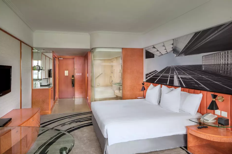 【68 折】銅鑼灣柏寧酒店:住宿連SKYE 天台酒吧飲品兌換券 + 送變形金剛主題餐廳套餐