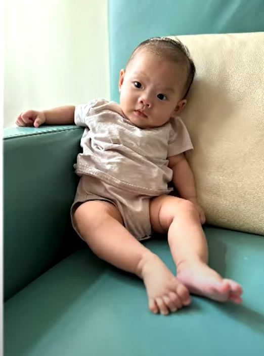 小雪兒的媽媽Amy在無綫節目《東張西望》中受訪表示,女兒獲院方安排接受重置頭骨手術。(《東張西望》畫面)