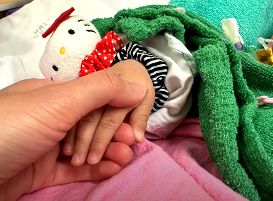 小雪兒的媽媽Amy在無綫節目《東張西望》中受訪表示,女兒獲院方安排接受重置頭骨手術。(《東張西望》畫面)