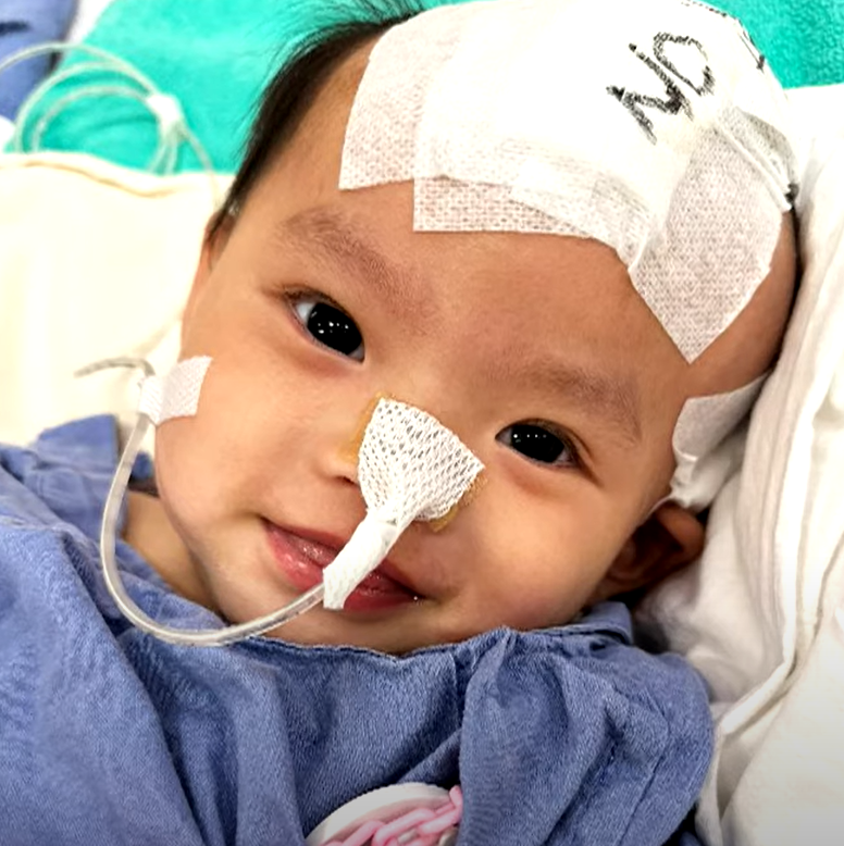 小雪兒的媽媽Amy在無綫節目《東張西望》中受訪表示,女兒獲院方安排接受重置頭骨手術。(《東張西望》畫面)