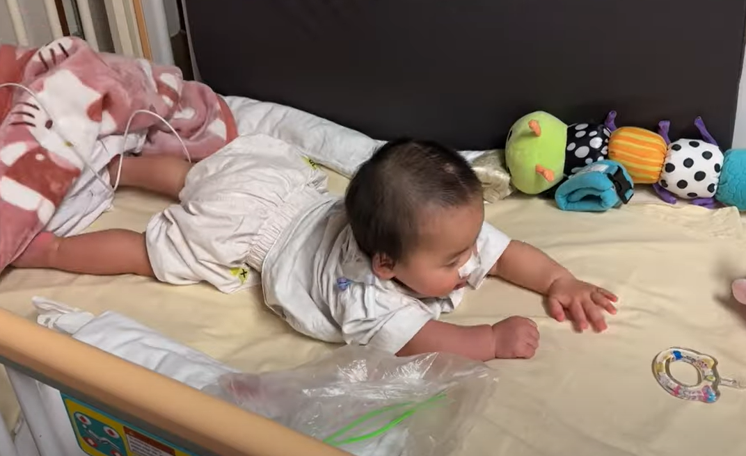 小雪兒的媽媽Amy在無綫節目《東張西望》中受訪表示,女兒獲院方安排接受重置頭骨手術。(《東張西望》畫面)