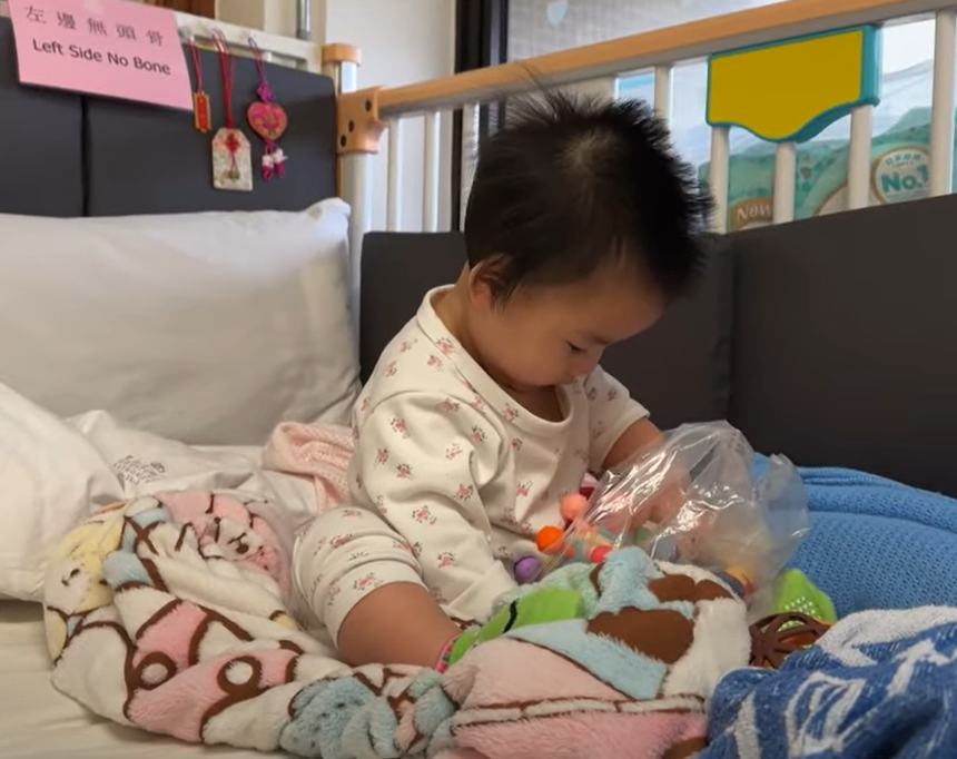 小雪兒的媽媽Amy在無綫節目《東張西望》中受訪表示,女兒獲院方安排接受重置頭骨手術。(《東張西望》畫面)