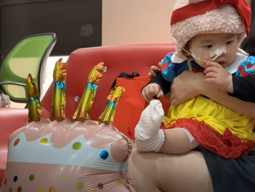 小雪兒的媽媽Amy在無綫節目《東張西望》中受訪表示,女兒獲院方安排接受重置頭骨手術。(《東張西望》畫面)