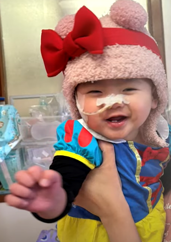 小雪兒的媽媽Amy在無綫節目《東張西望》中受訪表示,女兒獲院方安排接受重置頭骨手術。(《東張西望》畫面)