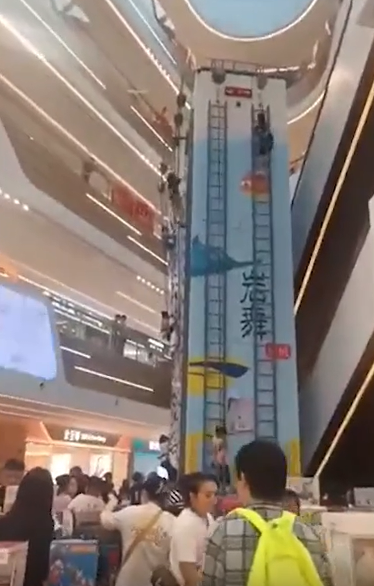 廣州市南沙悅方城室內攀岩項目上周六(1日)發生墜落事故,一名7歲男童受傷。