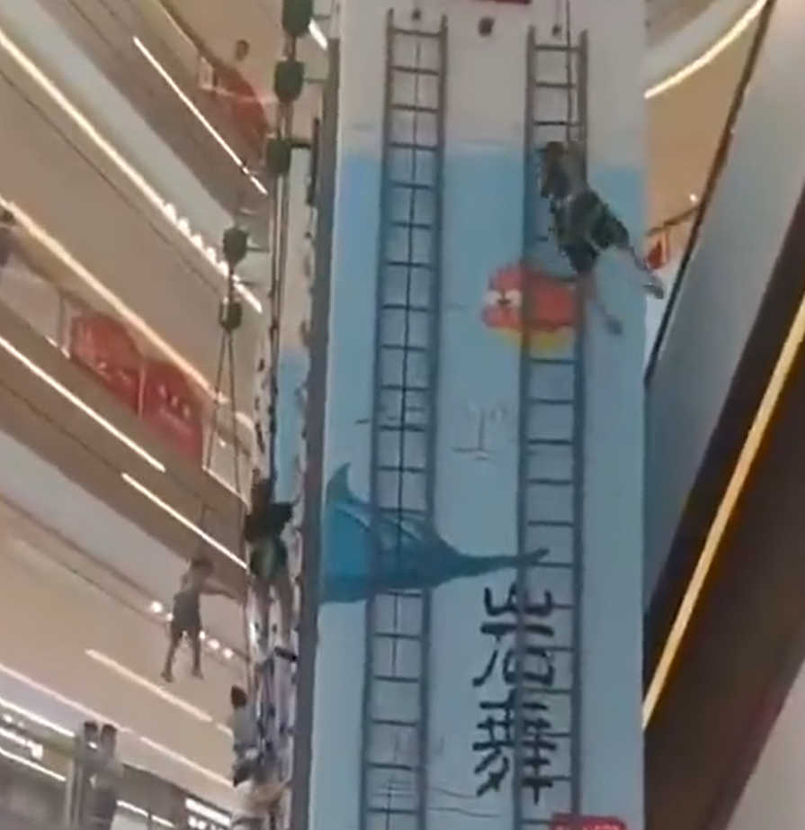 現場畫面顯示,男童跌落時,疑似安全繩斷開。