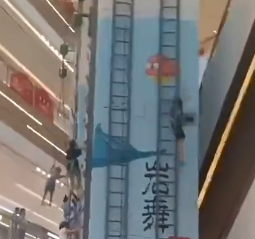 現場畫面顯示,男童跌落時,疑似安全繩斷開。