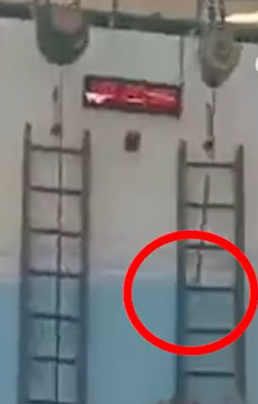 現場畫面顯示,男童跌落時,疑似安全繩斷開。