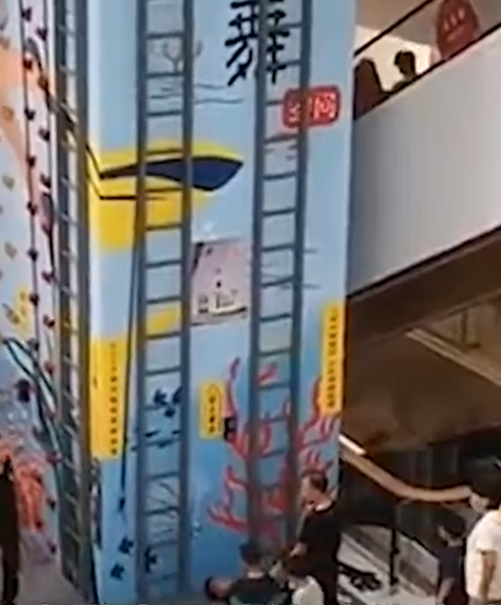 現場畫面顯示,男童跌落時,疑似安全繩斷開。