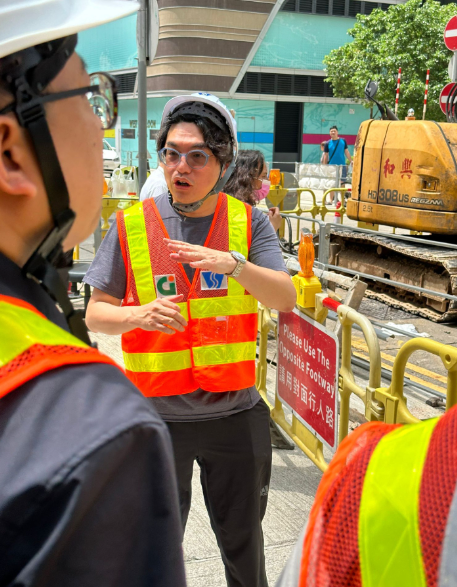 港台報道,水務署署長黃恩諾到場了解深水埗路陷情況。(港台影片截圖)