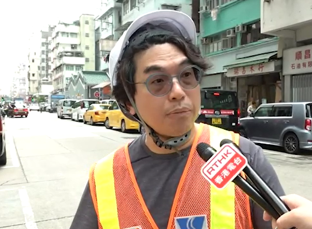 港台報道,水務署署長黃恩諾到場了解深水埗路陷情況。(港台影片截圖)
