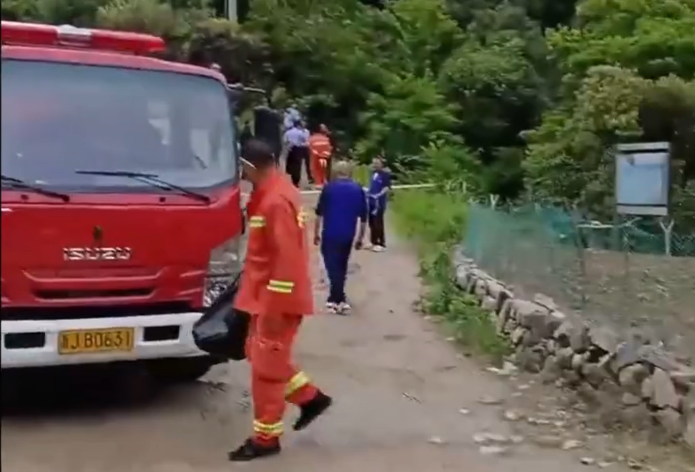 公安、應急部門等正合力搜救。 (網上圖片)