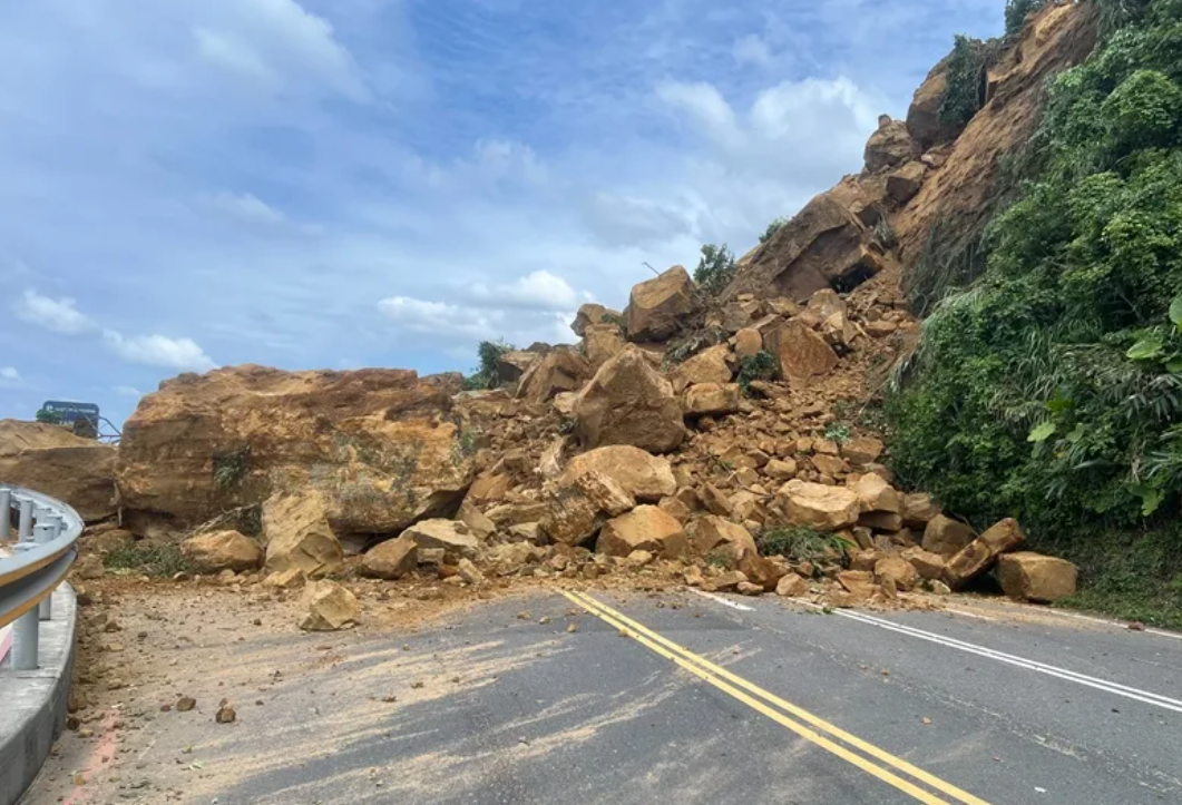 台灣基隆潮境公園入口山泥傾瀉(網上圖片)
