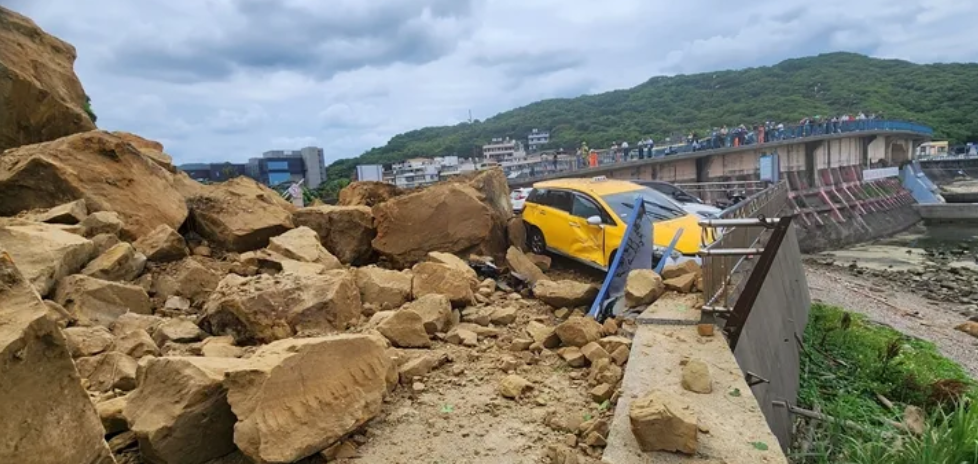 台灣基隆潮境公園入口山泥傾瀉(網上圖片)