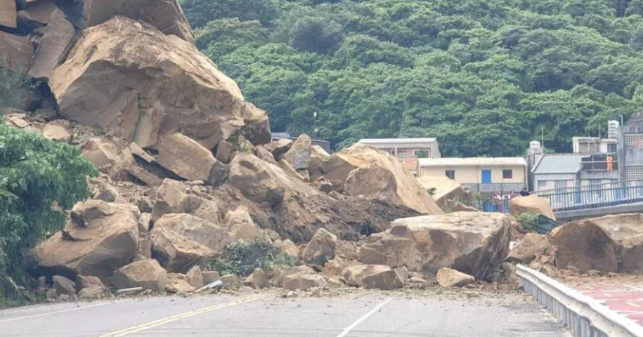 台灣基隆潮境公園入口山泥傾瀉(網上圖片)