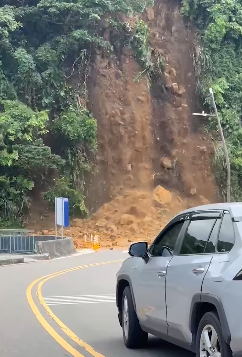 台灣基隆潮境公園入口山泥傾瀉(影片截圖)
