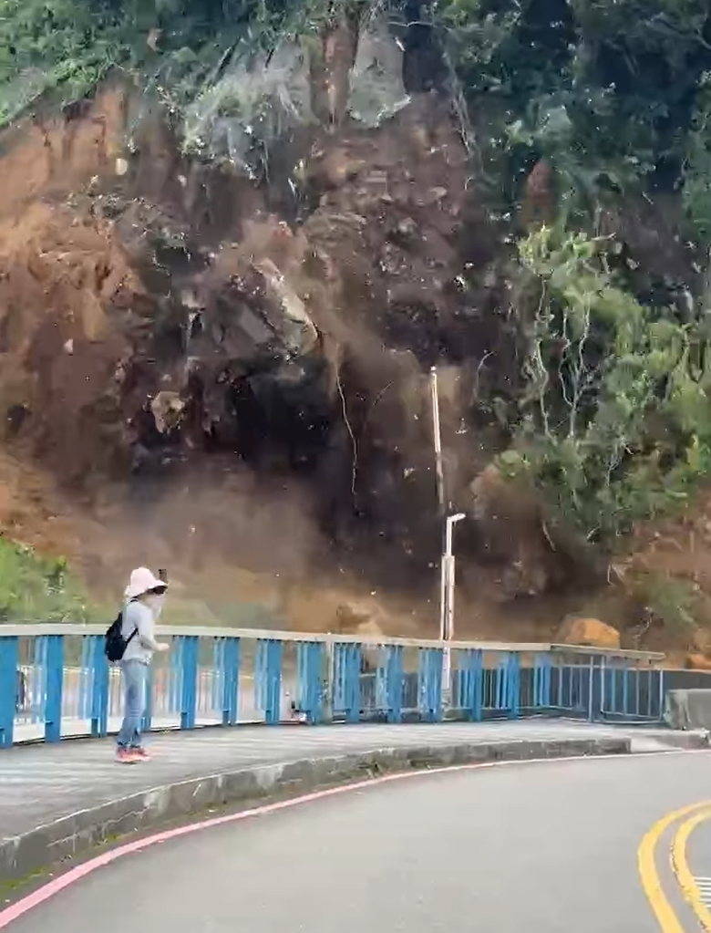 台灣基隆潮境公園入口山泥傾瀉(影片截圖)