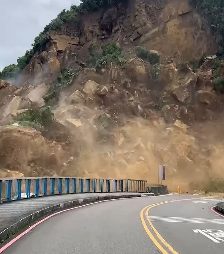 台灣基隆潮境公園入口山泥傾瀉(影片截圖)