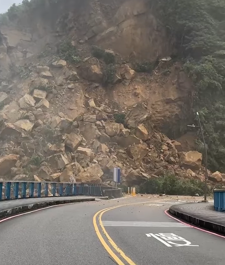 台灣基隆潮境公園入口山泥傾瀉(影片截圖)