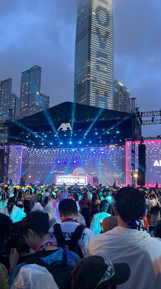 WATERBOMB音樂節活動被指散場時出現混亂,大批參加者等候數小時未能取回寄存行李。(連登)