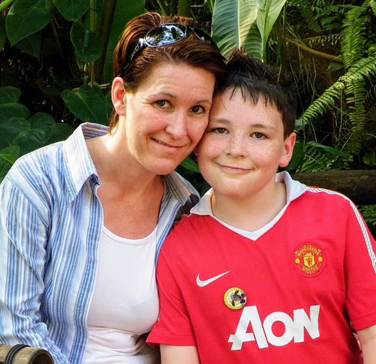 小時候的Fenlon與母親。(互聯網)