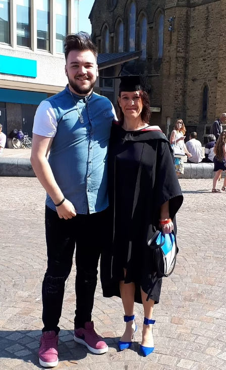 Fenlon與母親。(互聯網)