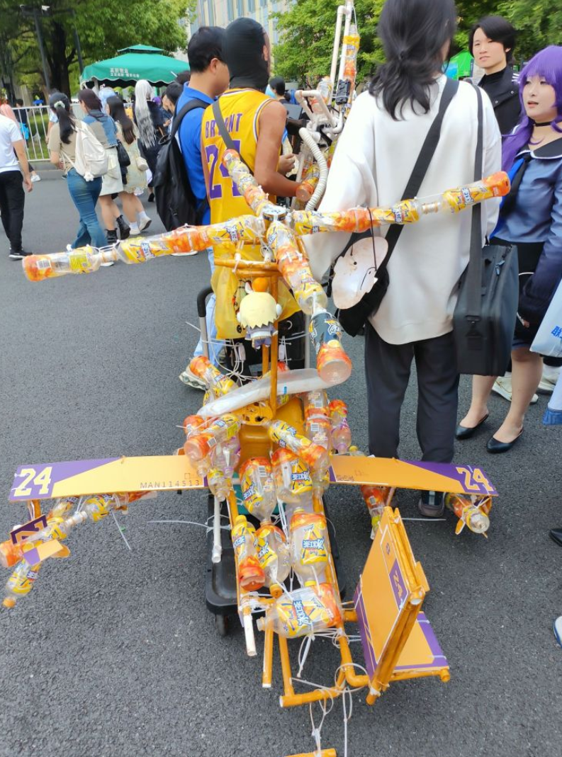 浙江杭州近日一場動漫展有Cosplayer扮成已故NBA傳奇球星高比拜仁(Kobe Bryant)墜機遇難身亡的場景,引起大批網民及高比球迷不滿。(網上圖片)