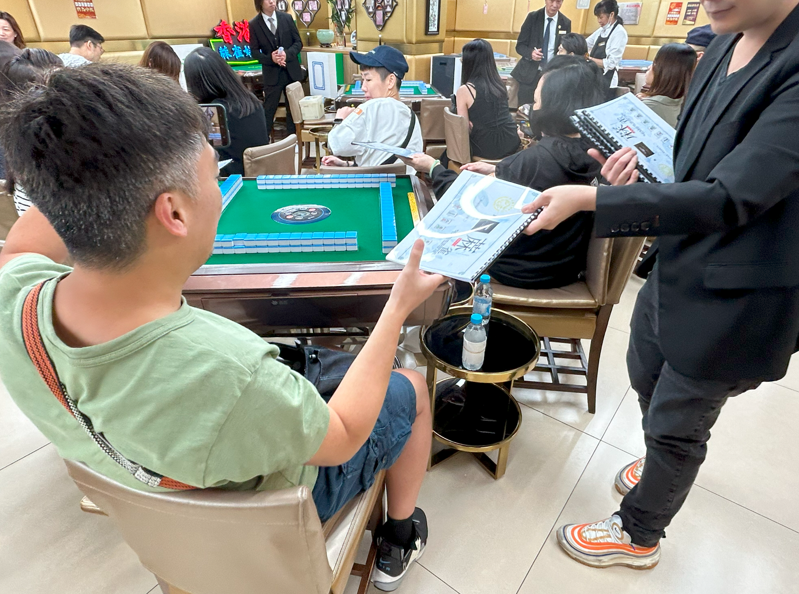 有麻雀館與旅行社合作,推出「麻雀館深度遊」活動,內容包括講解麻雀館行業歷史、基本麻雀教學等,完成課程更可獲發麻雀文憑以作紀念。(公關提供)