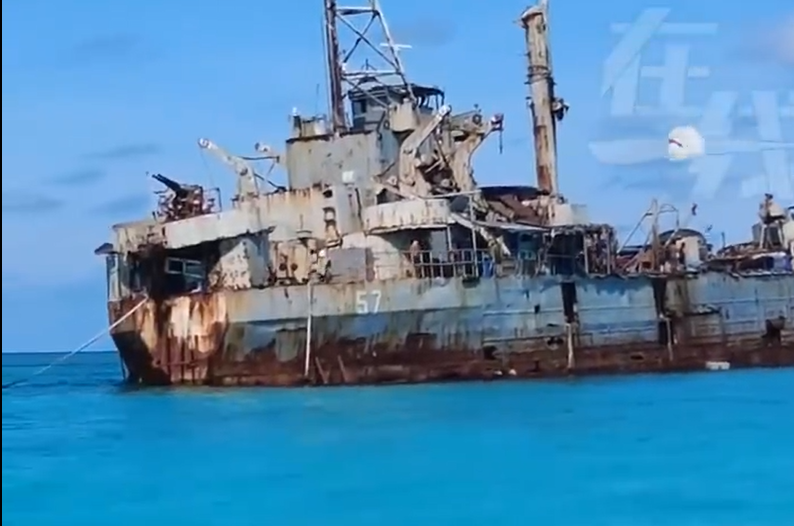 中國環球電視網CGTN日前公開片段顯示,菲律賓上月對非法「坐灘」仁愛礁軍艦進行空投補給時,船上至少兩名人員曾經用槍指向中國海警方向