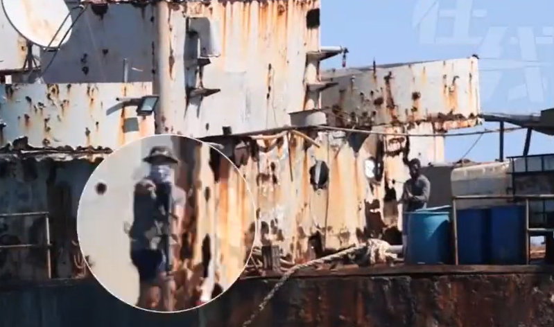 中國環球電視網CGTN日前公開片段顯示,菲律賓上月對非法「坐灘」仁愛礁軍艦進行空投補給時,船上至少兩名人員曾經用槍指向中國海警方向