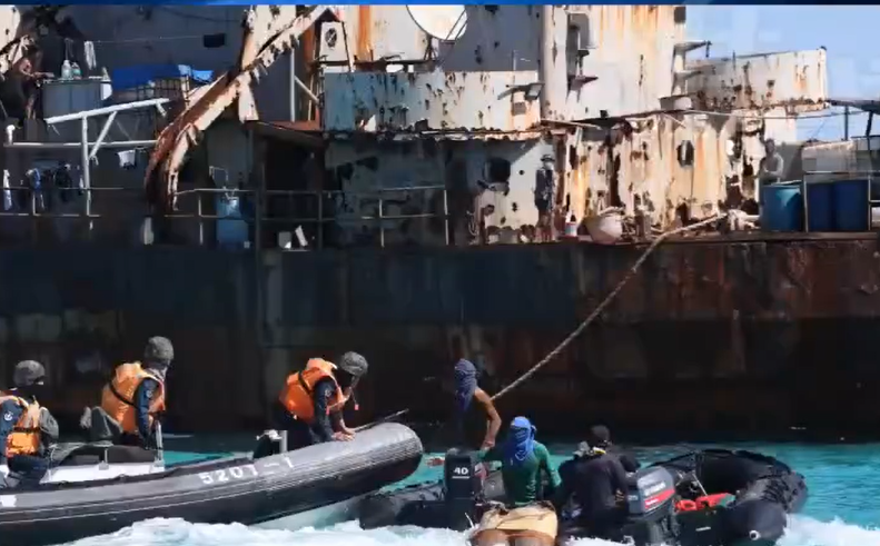 中國環球電視網CGTN日前公開片段顯示,菲律賓上月對非法「坐灘」仁愛礁軍艦進行空投補給時,船上至少兩名人員曾經用槍指向中國海警方向