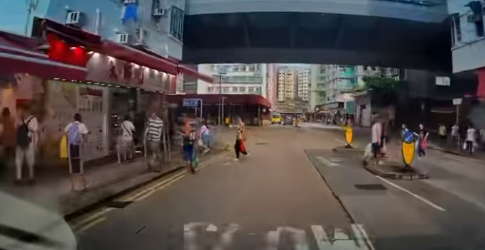 車輛沿土瓜灣上鄉道行駛,當駛至九龍城道交界時,一名南亞小童突甩開父親自行衝出馬路,幸司機及時煞停。惟小童似乎未感覺到剛避過一劫,仍於馬路轉圈奔走,父親隨即捉實兒子左手帶回上行人路,期間未有向司機表示歉意或道謝。(車cam L(香港群組)FB)